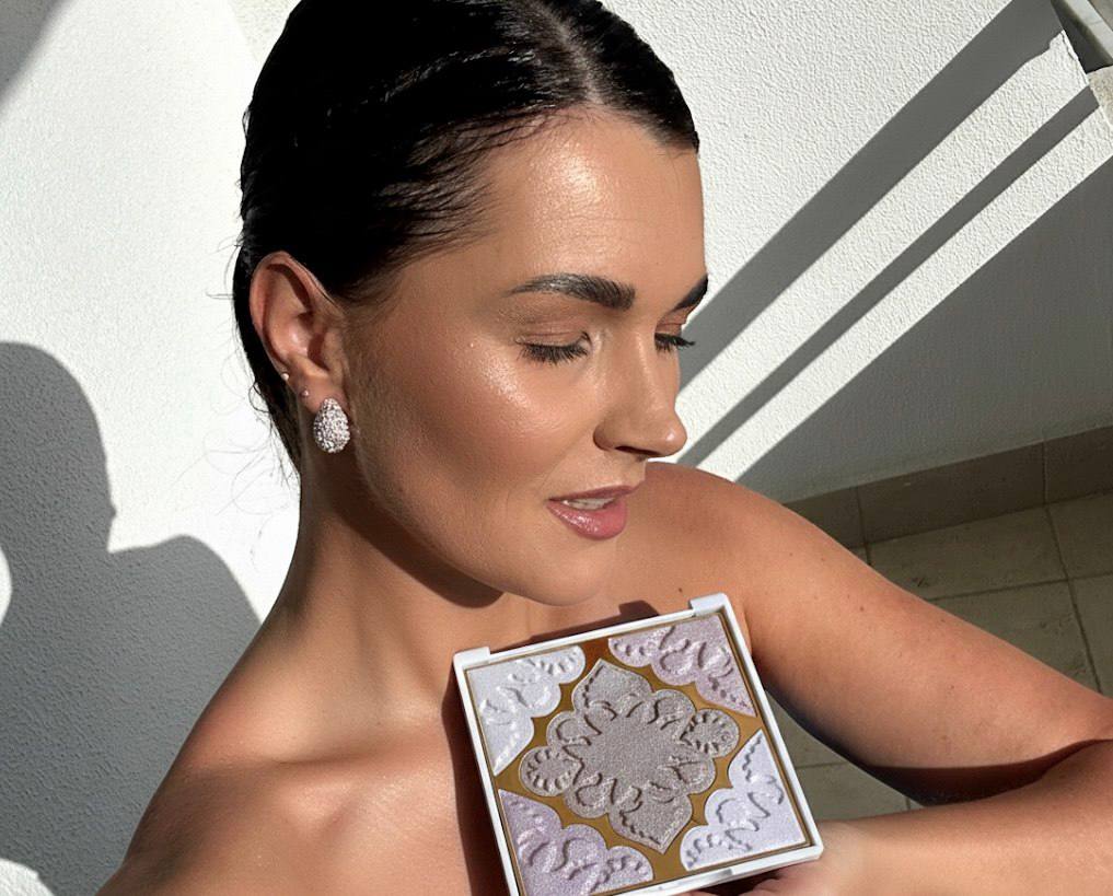 UTIQUE izgaismotājs – GLASS SKIN mirdzoša pūdera palete