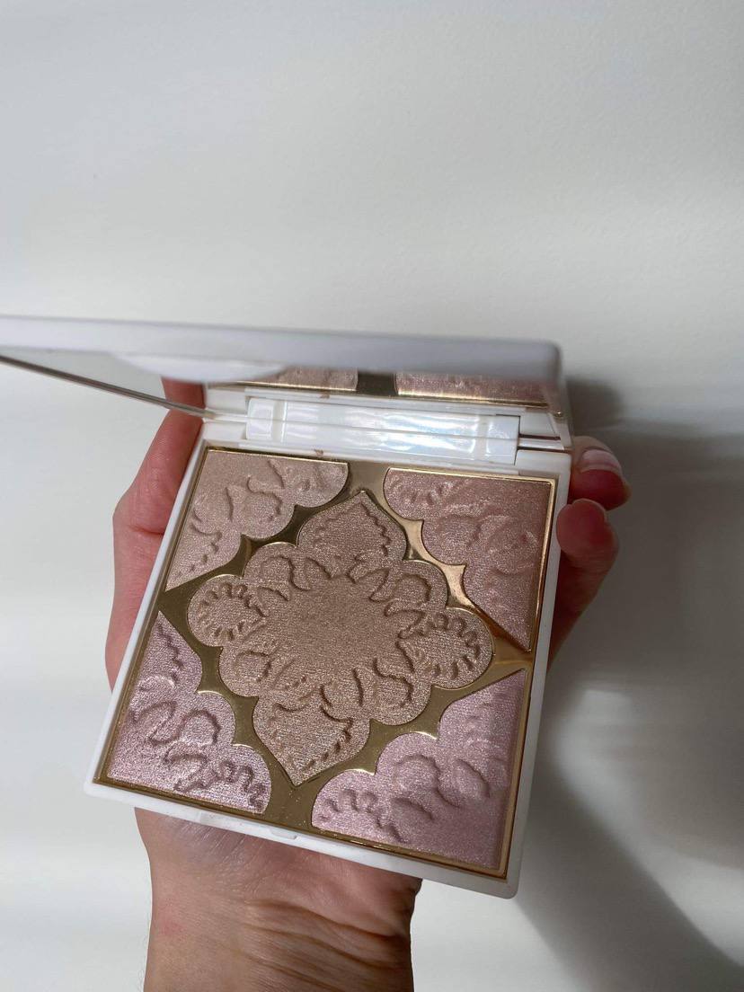 UTIQUE izgaismotājs – GLASS SKIN mirdzoša pūdera palete