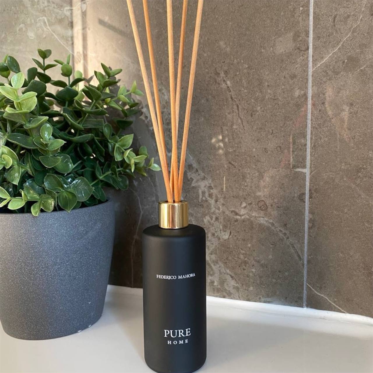 Home Ritual 199 niedru smaržas, melnas, 100ml
