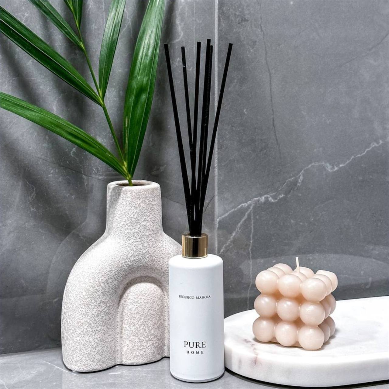 Home Ritual 366 mājas aromāts ar niedrēm, melns, 100 ml